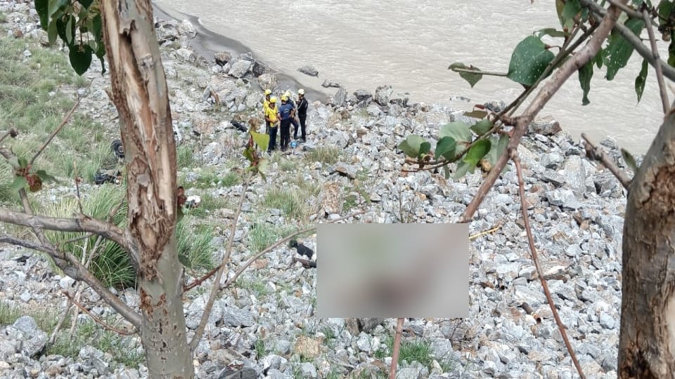 Chamoli Accident Bodies of two friends missing for five days found on banks of Dhauliganga car destroyed