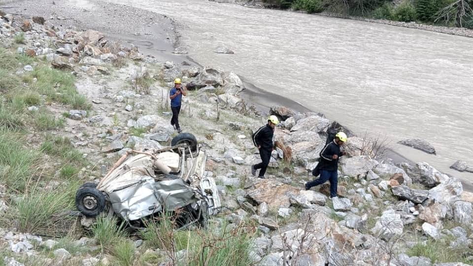 Chamoli Accident Bodies of two friends missing for five days found on banks of Dhauliganga car destroyed
