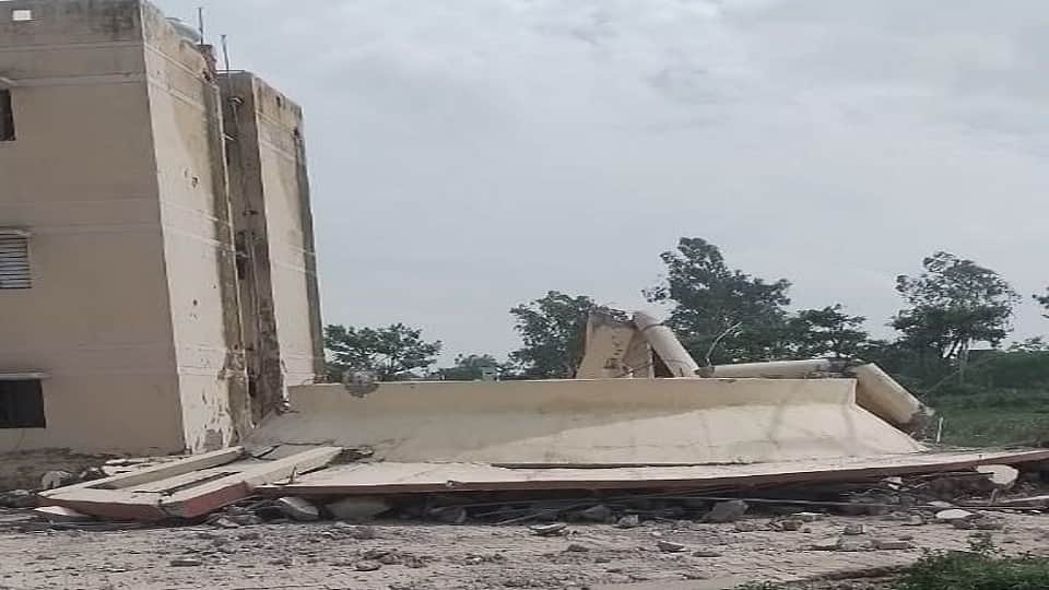water tank fell with loud explosion in residential colony
