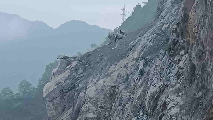 Devprayag News: ऋषिकेश-बदरीनाथ हाईवे पर तोताघाटी में तीन घंटे जाम, एक बोल्डर हटाया गया, दूसरा चट्टान पर अटका