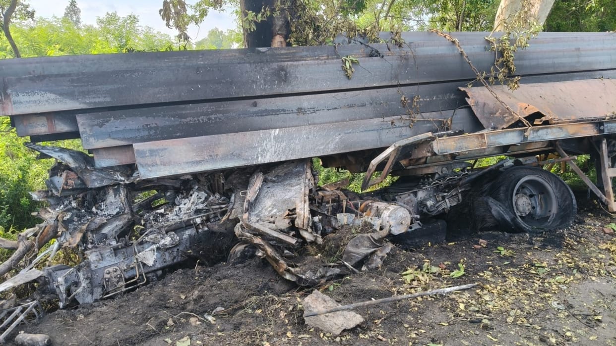 driver burnt alive after uncontrolled truck collided with tree on Nainital highway in Bareilly