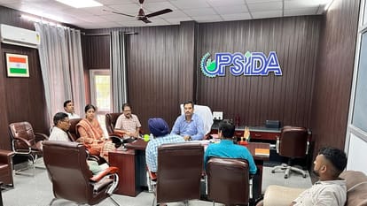 यूपीसीडा के मुख्य कार्यपालक अधिकारी मयूर माहेश्वरी और क्षेत्रीय प्रबंधक सीके मौर्य
