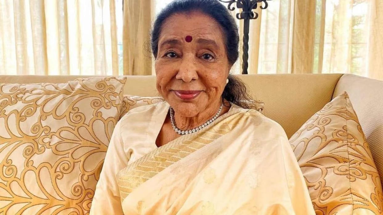 Asha Bhosale Suffered Heart Attack Admitted to Hospital