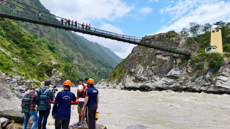 रुद्रप्रयाग बस हादसा: अलकनंदा में जिंदगी की तलाश, वक्त के साथ टूट रही आस...ऐसे हो रही खोजबीन, तस्वीरें