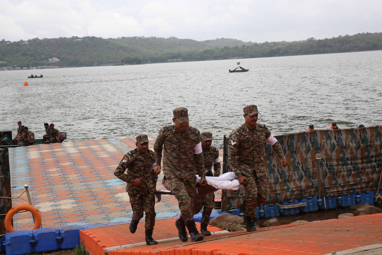Bhopal: To deal with the flood, NDRF, SDRF and Army conducted a mock drill in Bhopal's big pond, the team did