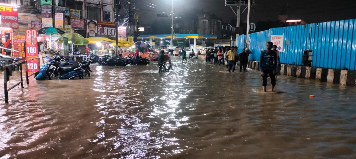 Bhopal: Rains increased problems for passengers commuting to Bhopal railway station, water is filling up outsi