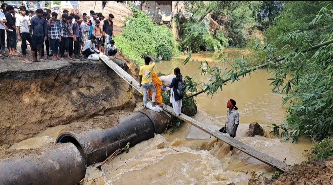 Bihar News: Diversion washed away in strong flow of water in Munger, traffic halted; school children stranded