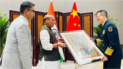 चीनी रक्षा मंत्री को मधुबनी पेंटिंग भेंट करते रक्षा मंत्री राजनाथ सिंह।