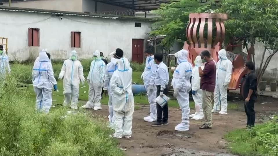 डॉक्टरों की टीम ने दिया जहर