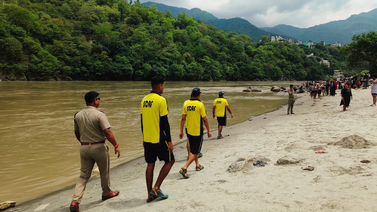 Rishikesh News Two people swept away in Ganga at Mastram Ghat no clue found