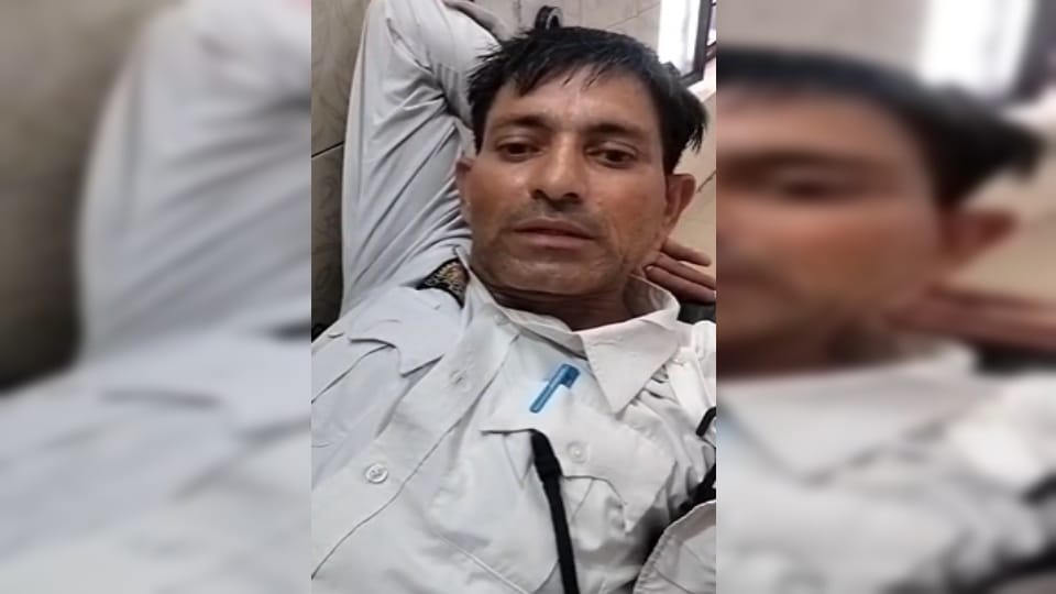 Meerut News: E-rickshaw drivers are arbitrary! Rickshaw overturned on head constable and constable, injured