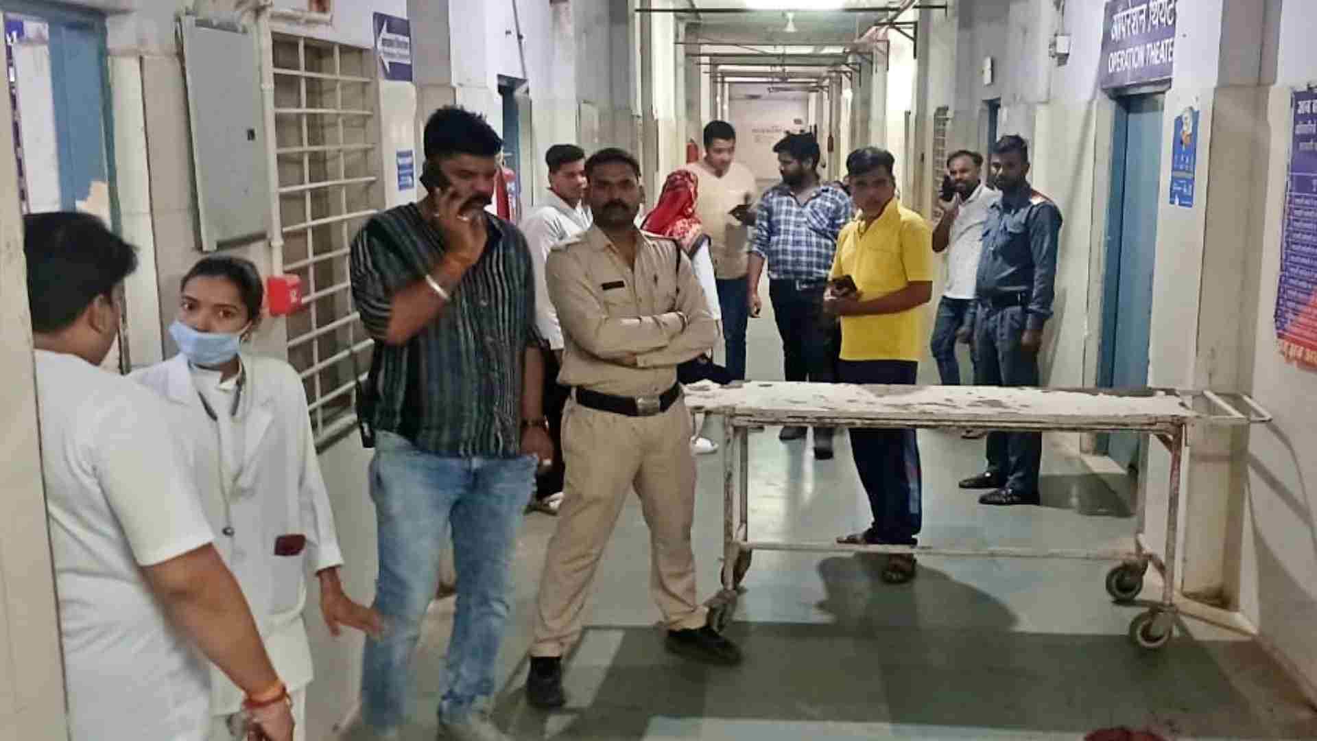 हत्या के बाद अस्पताल में मचा हड़कंप।