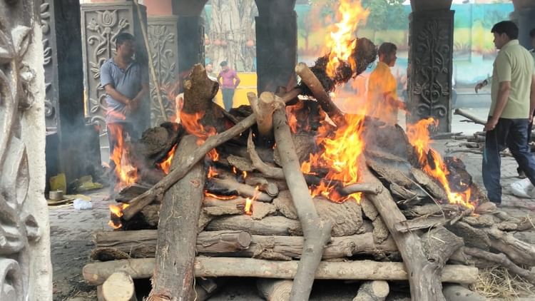 Surendra Dubey: पंचतत्व में विलीन हुए प्रख्यात कवि पद्मश्री सुरेंद्र दुबे, बेटे अभिषेक ने दी मुखाग्नि