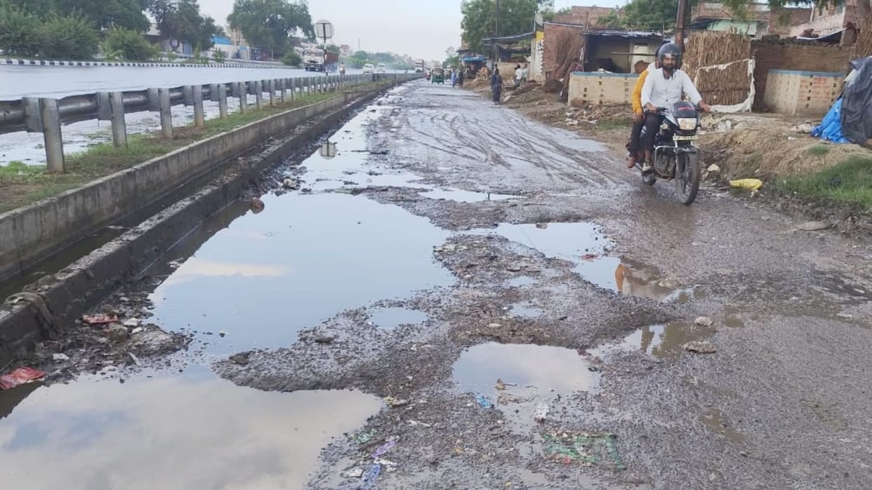 Varanasi-Prayagraj highway potholes Kanwariyas will face problems in Sawan 2025