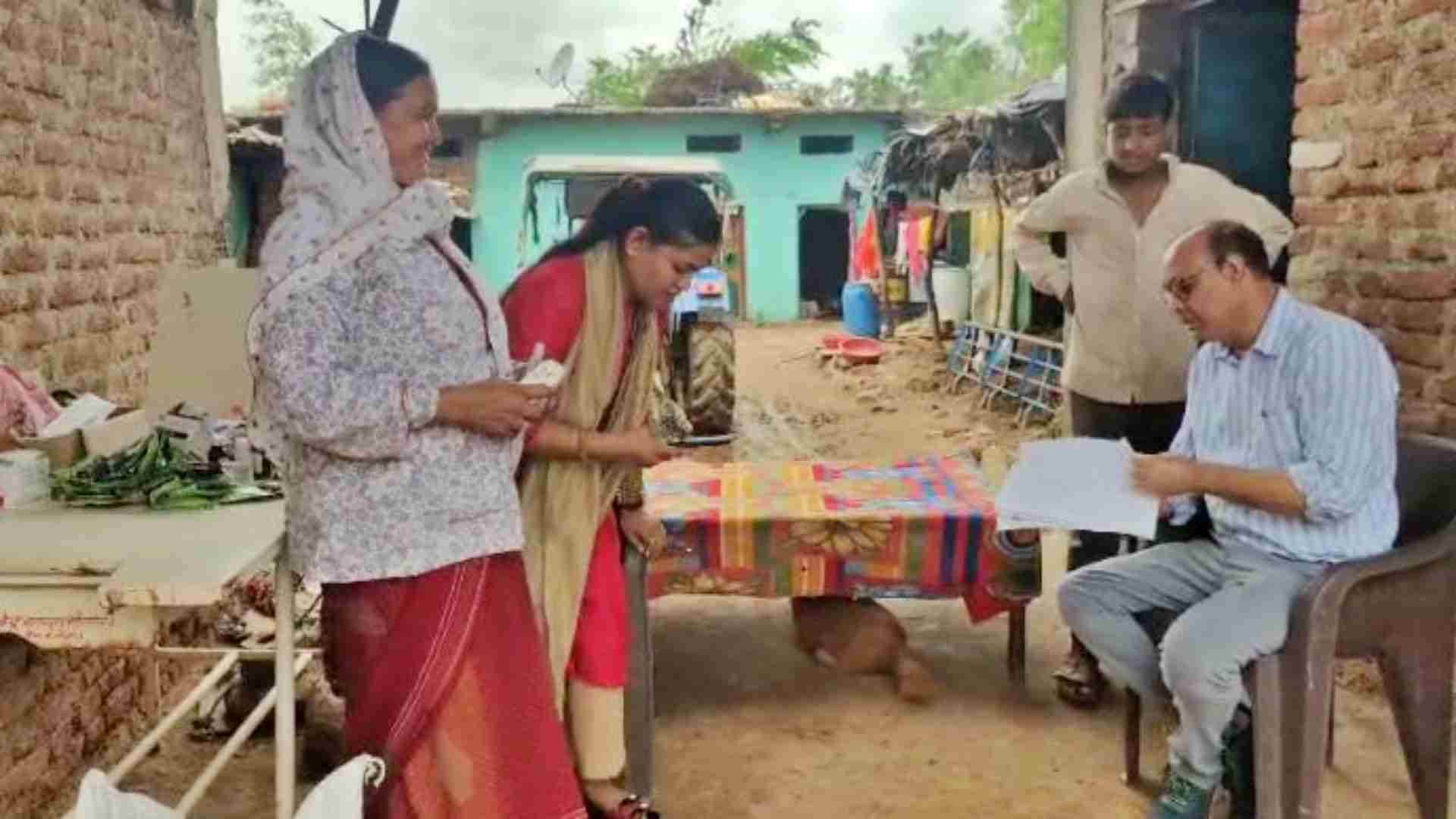 कॉलोनी में पहुंची स्वास्थ्य विभाग की टीम।