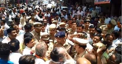 पुलिस से बात करते पनकी महंत