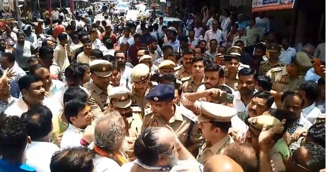 Kanpur Jagannath Yatra Uproar over police misbehavior with Mahant people sitting on dharna
