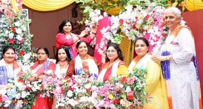 जगन्नाथ का रथ फूलों से सजाती महिलाएं