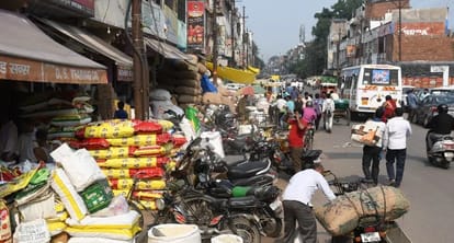 Kanpur Be it clothes or vehicle businessmen are worried due to slowing down of sales this could be recession