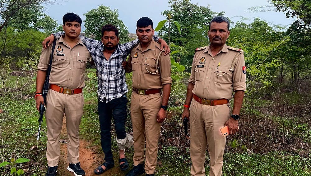 Mahoba Three vicious criminals arrested in police encounter one shot in leg cash and other items recovered