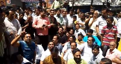 Kanpur Jagannath Yatra Uproar over police misbehavior with Mahant people sitting on dharna