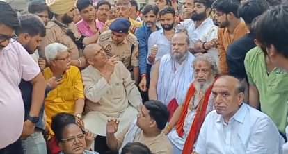 धरने पर बैठे सदस्य और विधायक