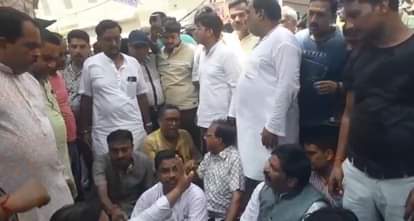 Kanpur Jagannath Yatra Uproar over police misbehavior with Mahant people sitting on dharna