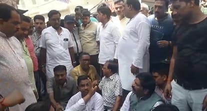Kanpur Jagannath Yatra Uproar over police misbehavior with Mahant people sitting on dharna