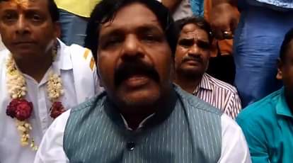 Kanpur Jagannath Yatra Uproar over police misbehavior with Mahant people sitting on dharna