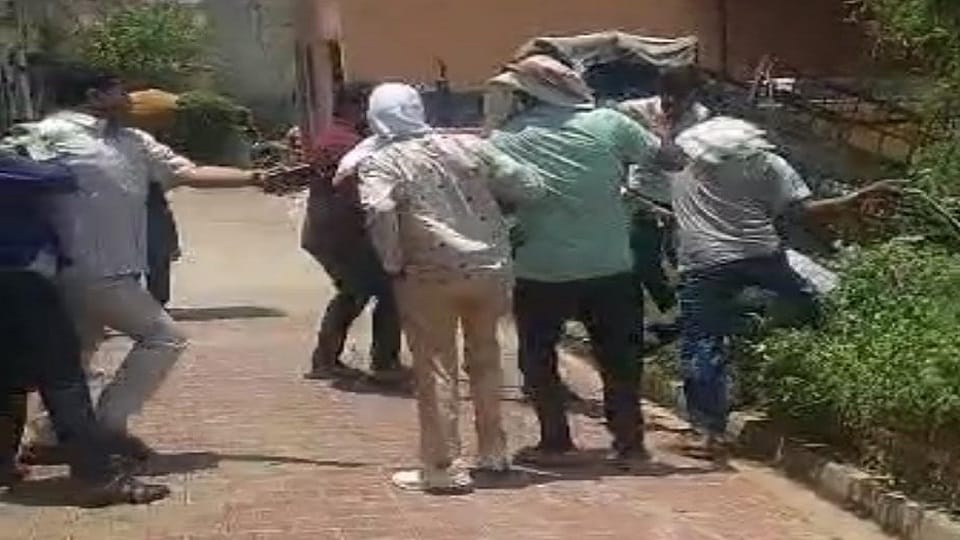 Shamli: The team that went to collect the electricity bill was chased away and beaten, people said - let's rec