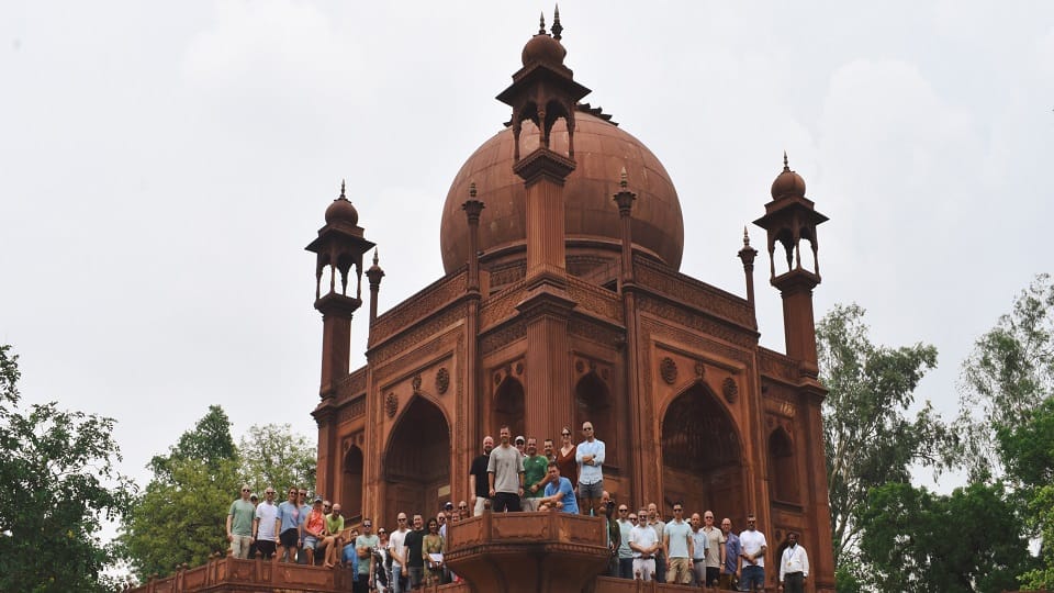 Who was Commander Hesing of Fauj-e-Hind at whose grave Dutch soldiers bowed their heads