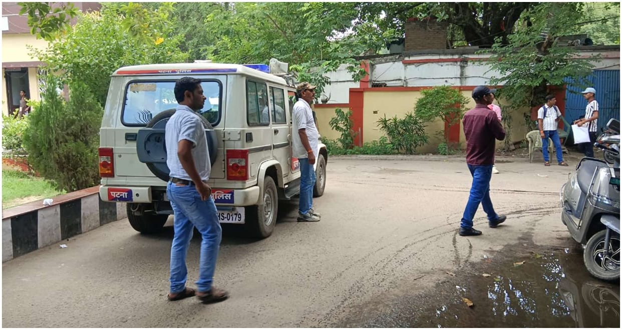 Bihar News: Bullet fired near the registry office, two youths injured, firing by mistake from the guard's gun