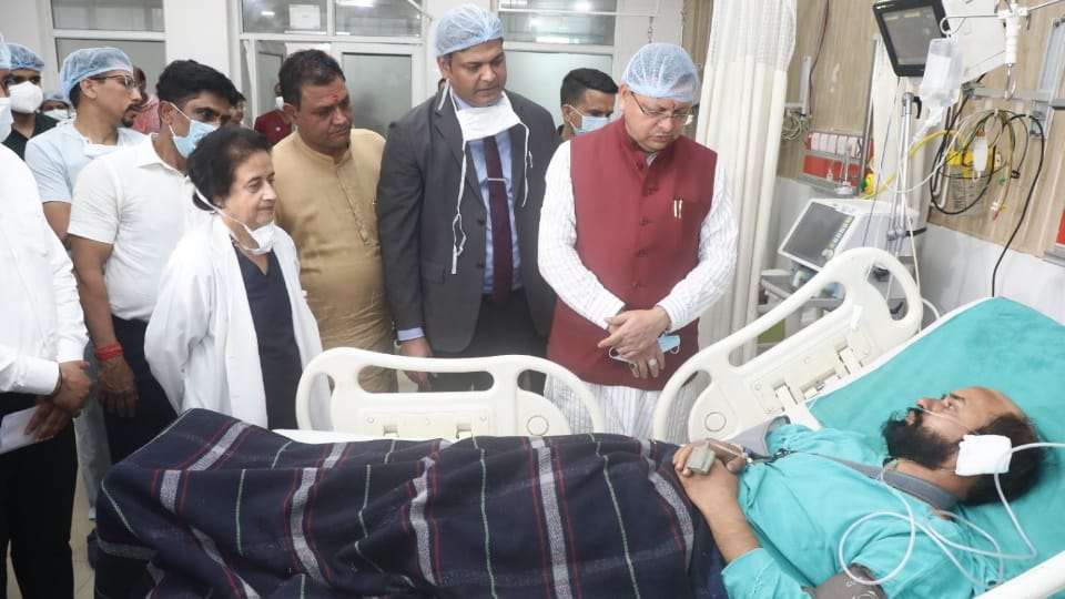 CM Dhami reached Rishikesh AIIMS enquired about the condition of passengers injured in Rudraprayag bus acciden
