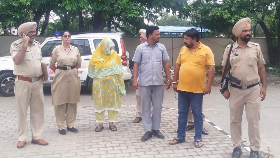 पुलिस हिरासत में आरोपी।