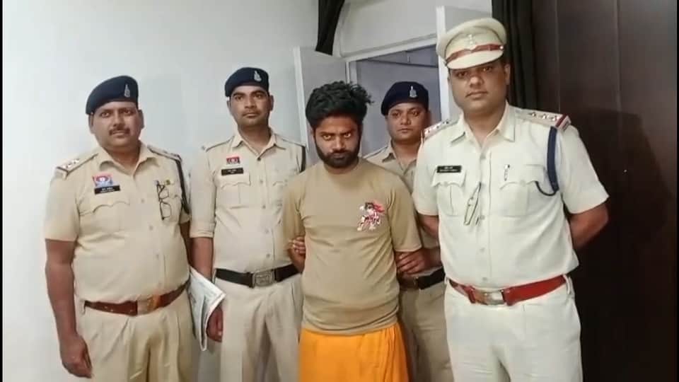 पुलिस की गिरफ्त में आरोपी