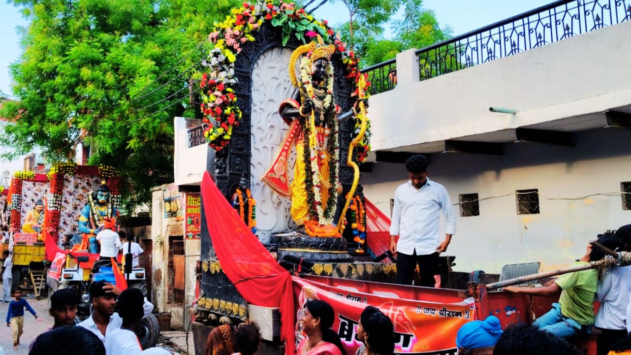 Rath Yatra on lines of Jagannathpuri Mahaveeri flag procession two thousand youths showed devotion