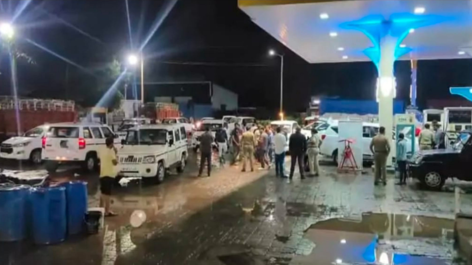 पेट्रोल पंप पर पहुंची प्रशासनिक टीम