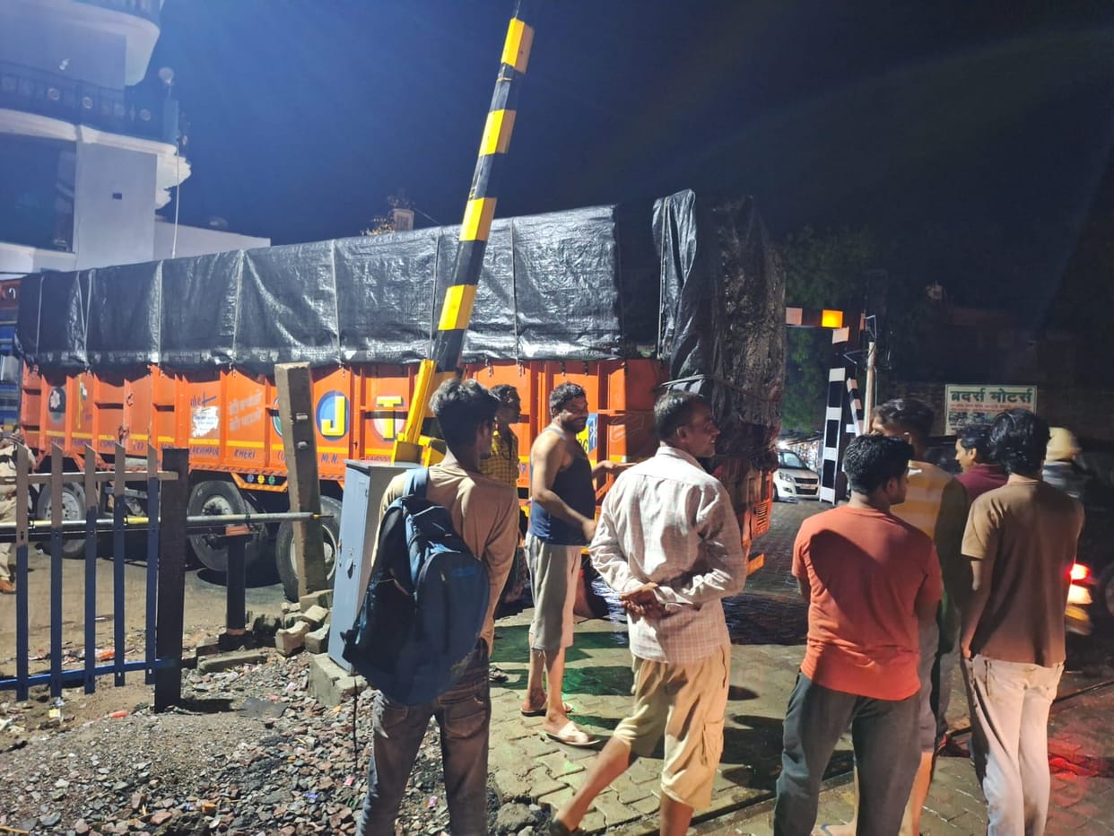 Hamirpur Truck stuck at railway crossing many trains stopped Police trying to remove it with the help of hydra