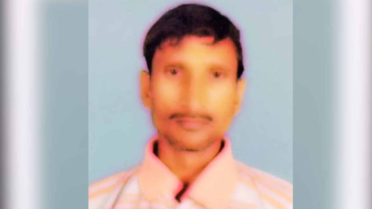 Wife cries while hugging her husband dead body children cry Labourer dies after house wall collapses