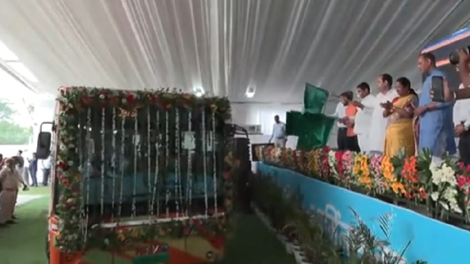 CM Rekha Gupta inaugurated new DEVI buses and Narela A-9 terminal
