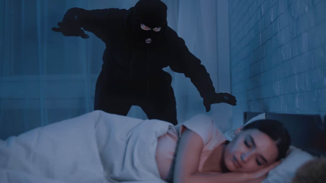 Essential Safety Tips for Women Living Alone Akele Rehne Wali Mahilaon ke Liye Zaroori Tips