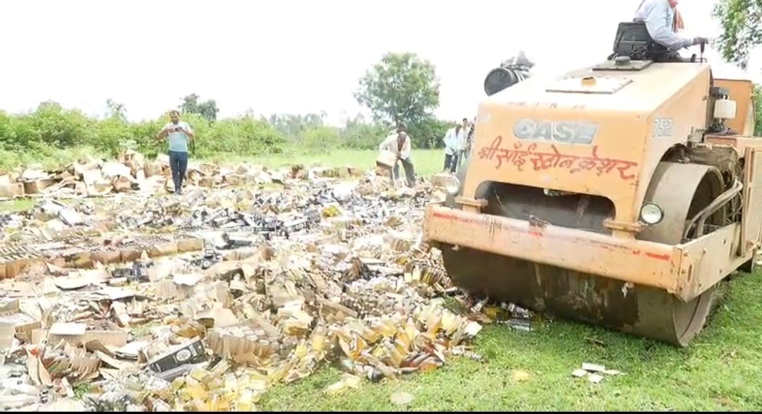 Sehore news: Bulldozer ran on foreign liquor worth ten lakhs in Sehore, police administration took action
