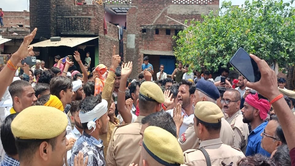 Etawah kathavachank beating case Investigation handed over to Jhansi police