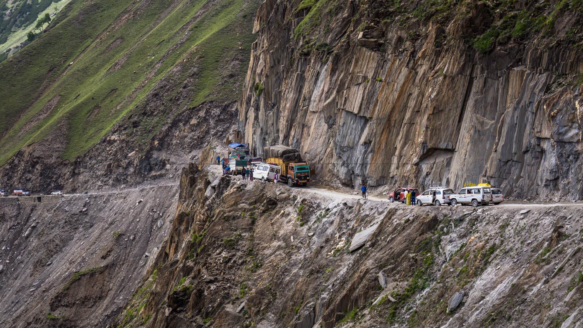World’s 5 Most Dangerous Roads Where One Mistake Can Be Fatal duniya ke sabse khatarnak sadak marg
