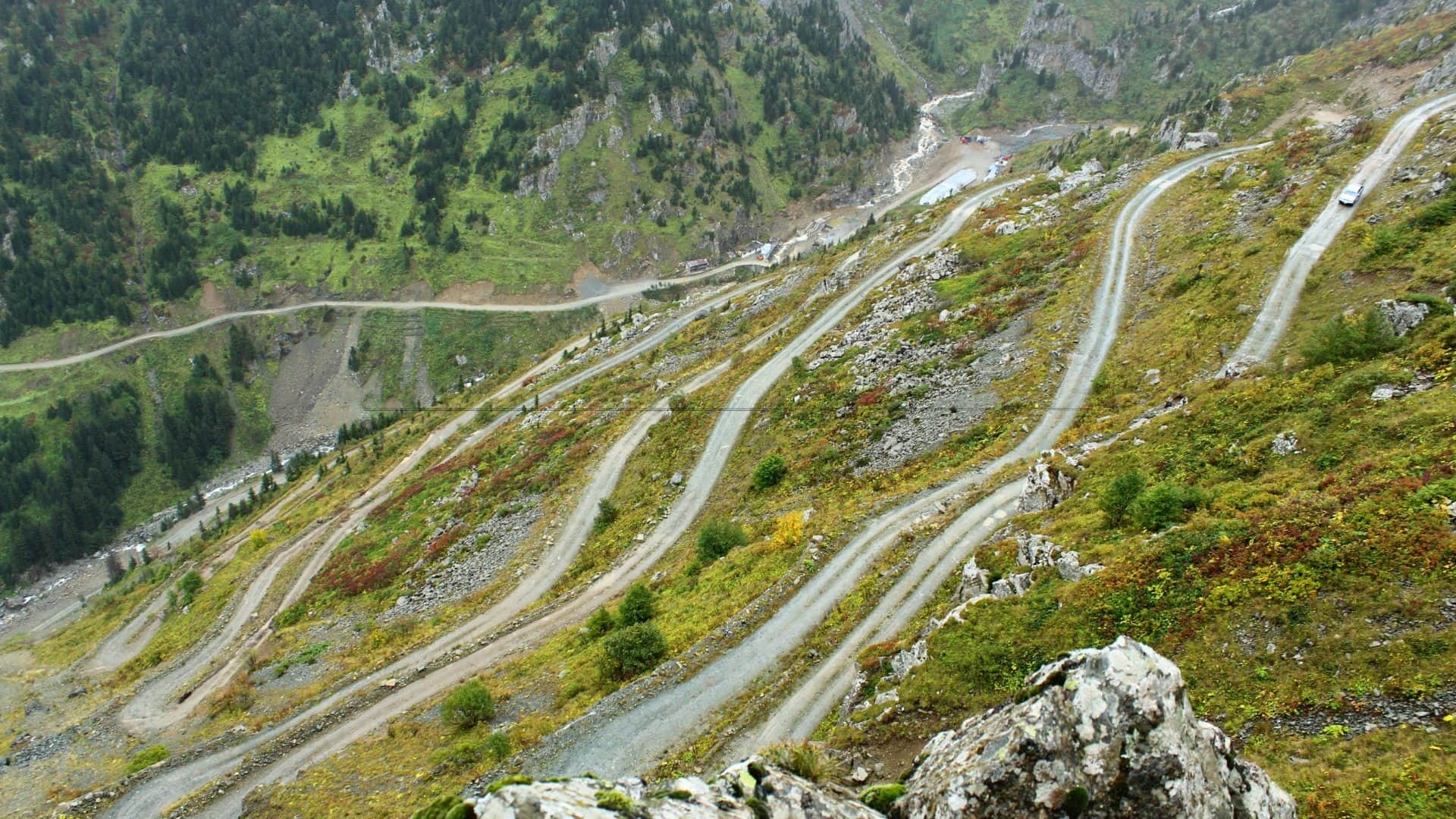 World’s 5 Most Dangerous Roads Where One Mistake Can Be Fatal duniya ke sabse khatarnak sadak marg