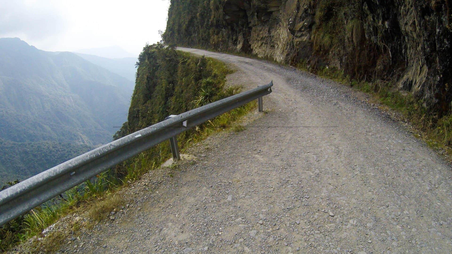 World’s 5 Most Dangerous Roads Where One Mistake Can Be Fatal duniya ke sabse khatarnak sadak marg