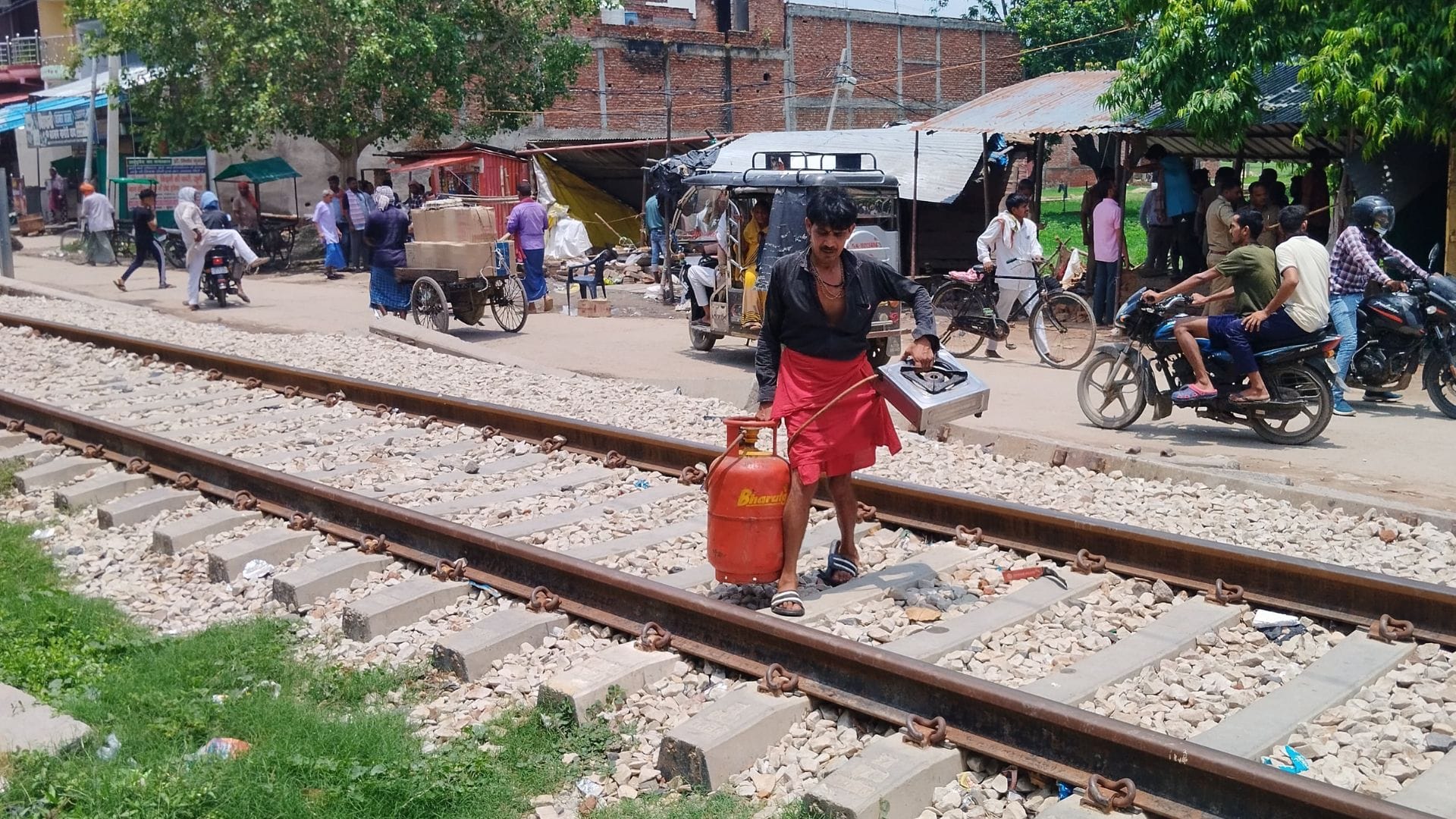 Encroachment removed from railway track in Ghazipur