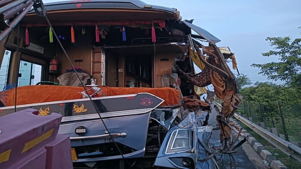 Accident on Agra-Lucknow Expressway: Bus collides with truck three passengers fall on the expressway