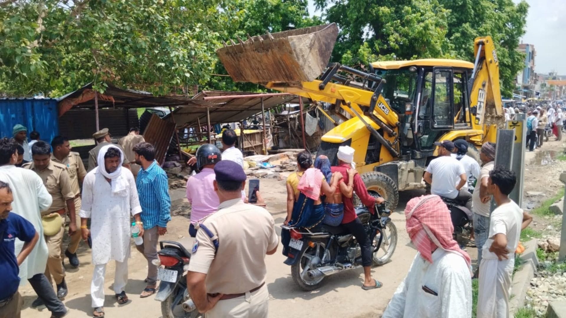 Encroachment removed from railway track in Ghazipur