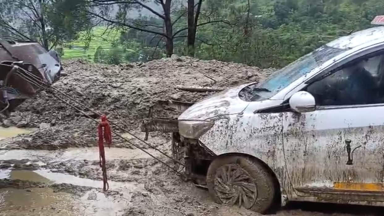 Heavy rain in Uttarakhand vehicles stuck in debris on Badrinath Highway cattle died due to debris Chamoli rain